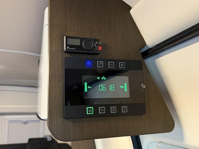 ハイエースバン 　トイファクトリー製バーデングランデ／カーサホームブラックエディション／ディーゼル／４ＷＤ／リチウム１５０Ａ／ダイキンエアコン／ソーラー／ＦＦヒーター／冷蔵庫／ＪＡＯＳアルミ／強化足回り／クルコン（23枚目）