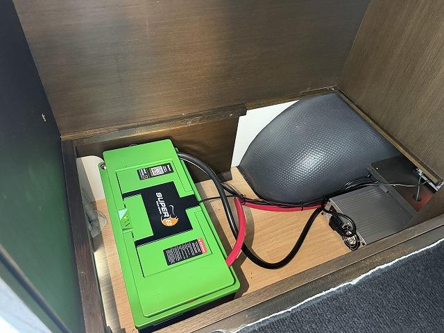 ハイエースバン 　トイファクトリー製バーデングランデ／カーサホームブラックエディション／ディーゼル／４ＷＤ／リチウム１５０Ａ／ダイキンエアコン／ソーラー／ＦＦヒーター／冷蔵庫／ＪＡＯＳアルミ／強化足回り／クルコン（33枚目）