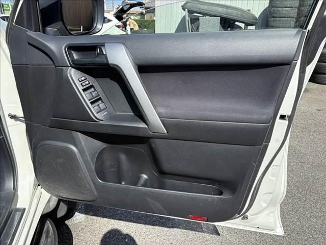 ランドクルーザープラド ＴＸ　４ＷＤ　純正ＳＤナビ　禁煙車　バックカメラ　クルーズコントロール　Ｂｌｕｅｔｏｏｔｈ　フルセグＴＶ　ＥＴＣ　ＬＥＤヘッドライト　ヒルディセントコントロール　スマートキー　純正１７インチアルミホイール（50枚目）