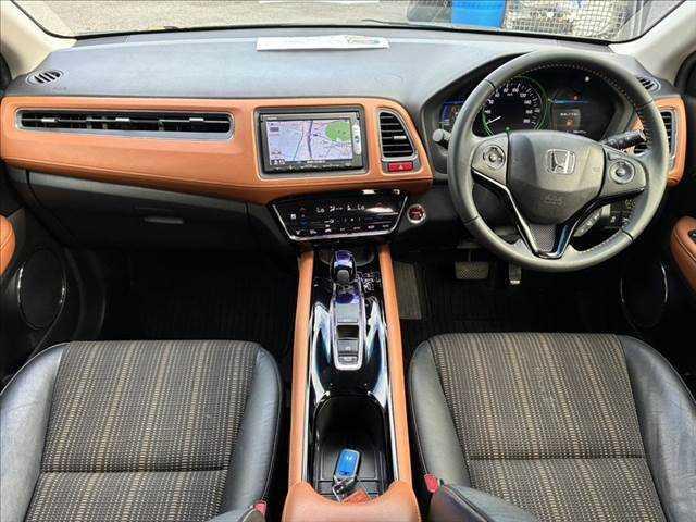 ヴェゼル ハイブリッドＺ　禁煙車　バックカメラ　Ｂｌｕｅｔｏｏｔｈ　地デジＴＶ　ＥＴＣ　ＬＥＤヘッドライト　シートヒーター　ハーフレザーシート　スマートキー　盗難防止装置　オートエアコン　ＳＤナビ　電動格納ミラー（3枚目）
