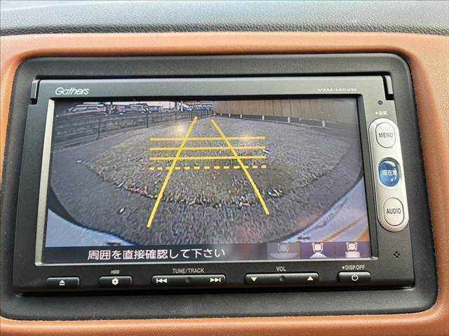 ヴェゼル ハイブリッドＺ　禁煙車　バックカメラ　Ｂｌｕｅｔｏｏｔｈ　地デジＴＶ　ＥＴＣ　ＬＥＤヘッドライト　シートヒーター　ハーフレザーシート　スマートキー　盗難防止装置　オートエアコン　ＳＤナビ　電動格納ミラー（6枚目）