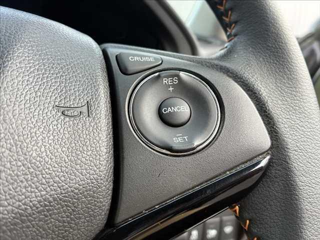 ヴェゼル ハイブリッドＺ　禁煙車　バックカメラ　Ｂｌｕｅｔｏｏｔｈ　地デジＴＶ　ＥＴＣ　ＬＥＤヘッドライト　シートヒーター　ハーフレザーシート　スマートキー　盗難防止装置　オートエアコン　ＳＤナビ　電動格納ミラー（7枚目）