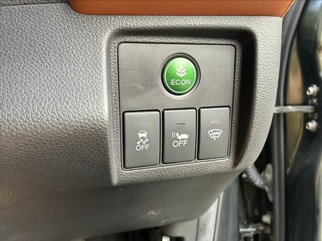ヴェゼル ハイブリッドＺ　禁煙車　バックカメラ　Ｂｌｕｅｔｏｏｔｈ　地デジＴＶ　ＥＴＣ　ＬＥＤヘッドライト　シートヒーター　ハーフレザーシート　スマートキー　盗難防止装置　オートエアコン　ＳＤナビ　電動格納ミラー（8枚目）