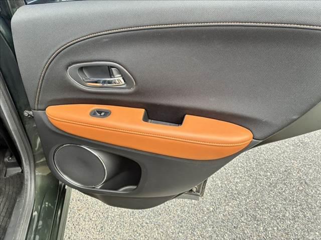 ヴェゼル ハイブリッドＺ　禁煙車　バックカメラ　Ｂｌｕｅｔｏｏｔｈ　地デジＴＶ　ＥＴＣ　ＬＥＤヘッドライト　シートヒーター　ハーフレザーシート　スマートキー　盗難防止装置　オートエアコン　ＳＤナビ　電動格納ミラー（55枚目）