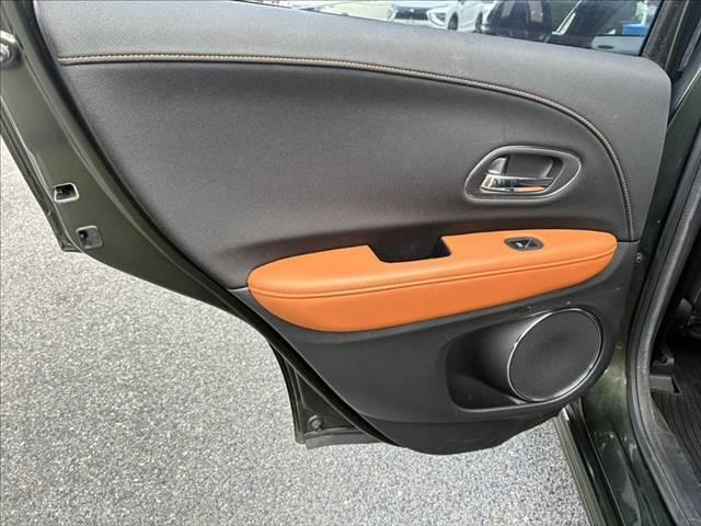 ヴェゼル ハイブリッドＺ　禁煙車　バックカメラ　Ｂｌｕｅｔｏｏｔｈ　地デジＴＶ　ＥＴＣ　ＬＥＤヘッドライト　シートヒーター　ハーフレザーシート　スマートキー　盗難防止装置　オートエアコン　ＳＤナビ　電動格納ミラー（61枚目）