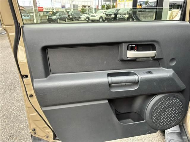 FJクルーザー オフロードパッケージ 4WD 純正ルーフキャリア A-TRAC 純正SDナビ ブルートゥース フルセグTV ETC キーレス クリアランスソナー 17インチアルミホイール パワーウィンドウ パワーステアリング(55枚目)