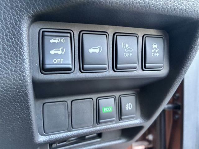 エクストレイル ２０Ｘ　ハイブリッド　エマージェンシーブレーキＰ　サンルーフ　４ＷＤ　アラウンドビューモニター　本革シート　ＥＴＣ　ＬＥＤヘッドライト　純正ＳＤナビ　スマートキー　ヒルディセントコントロール　シートヒーター　純正１７インチアルミ　電動格納ミラー（6枚目）