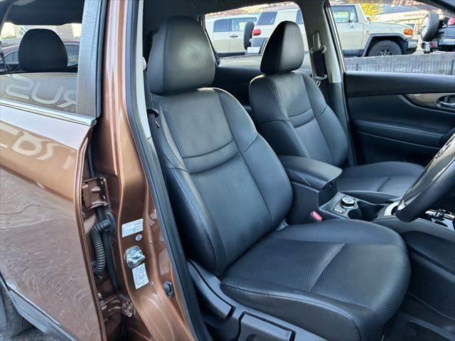 エクストレイル ２０Ｘ　ハイブリッド　エマージェンシーブレーキＰ　サンルーフ　４ＷＤ　アラウンドビューモニター　本革シート　ＥＴＣ　ＬＥＤヘッドライト　純正ＳＤナビ　スマートキー　ヒルディセントコントロール　シートヒーター　純正１７インチアルミ　電動格納ミラー（8枚目）