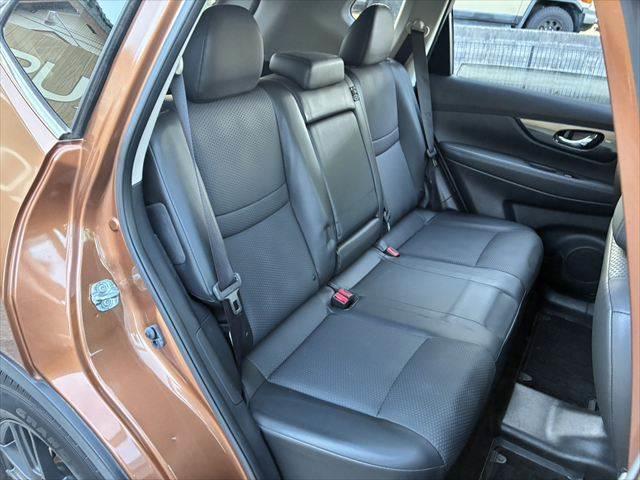 エクストレイル ２０Ｘ　ハイブリッド　エマージェンシーブレーキＰ　サンルーフ　４ＷＤ　アラウンドビューモニター　本革シート　ＥＴＣ　ＬＥＤヘッドライト　純正ＳＤナビ　スマートキー　ヒルディセントコントロール　シートヒーター　純正１７インチアルミ　電動格納ミラー（9枚目）