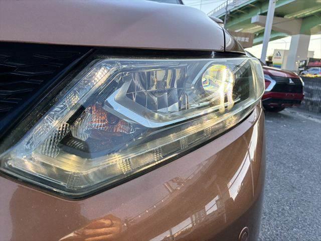 エクストレイル ２０Ｘ　ハイブリッド　エマージェンシーブレーキＰ　サンルーフ　４ＷＤ　アラウンドビューモニター　本革シート　ＥＴＣ　ＬＥＤヘッドライト　純正ＳＤナビ　スマートキー　ヒルディセントコントロール　シートヒーター　純正１７インチアルミ　電動格納ミラー（12枚目）