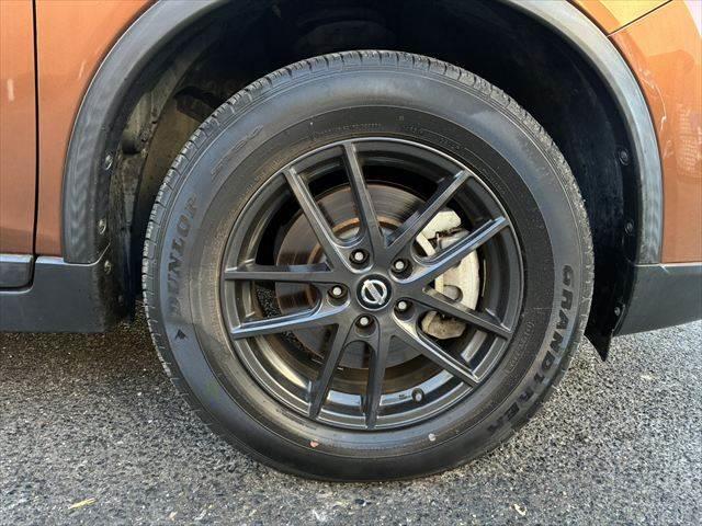 エクストレイル ２０Ｘ　ハイブリッド　エマージェンシーブレーキＰ　サンルーフ　４ＷＤ　アラウンドビューモニター　本革シート　ＥＴＣ　ＬＥＤヘッドライト　純正ＳＤナビ　スマートキー　ヒルディセントコントロール　シートヒーター　純正１７インチアルミ　電動格納ミラー（13枚目）