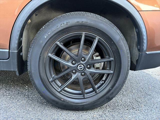 エクストレイル ２０Ｘ　ハイブリッド　エマージェンシーブレーキＰ　サンルーフ　４ＷＤ　アラウンドビューモニター　本革シート　ＥＴＣ　ＬＥＤヘッドライト　純正ＳＤナビ　スマートキー　ヒルディセントコントロール　シートヒーター　純正１７インチアルミ　電動格納ミラー（28枚目）