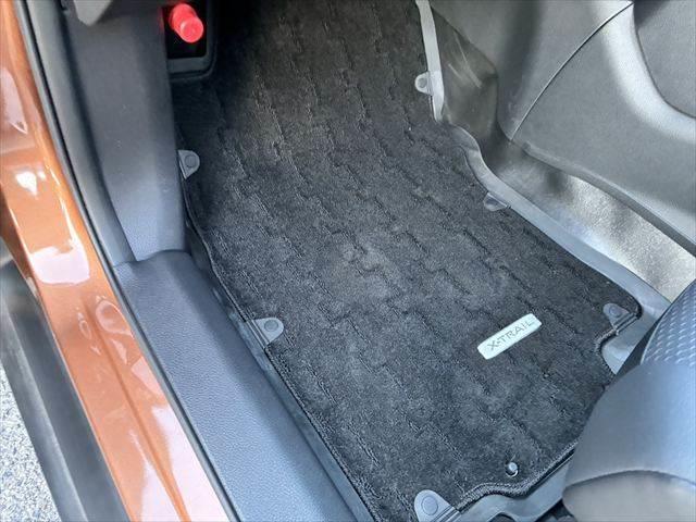 エクストレイル ２０Ｘ　ハイブリッド　エマージェンシーブレーキＰ　サンルーフ　４ＷＤ　アラウンドビューモニター　本革シート　ＥＴＣ　ＬＥＤヘッドライト　純正ＳＤナビ　スマートキー　ヒルディセントコントロール　シートヒーター　純正１７インチアルミ　電動格納ミラー（49枚目）