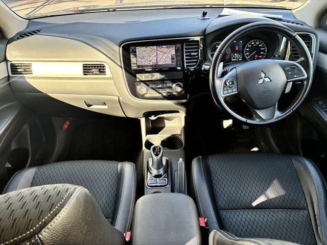 アウトランダーＰＨＥＶ Ｇナビパッケージ　４ＷＤ　純正ＳＤナビ　バックカメラ　禁煙車　衝突軽減ブレーキ　フルセグＴＶ　レーダークルーズコントロール　Ｂｌｕｅｔｏｏｔｈ　ＨＩＤヘッドライト　シートヒーター　スマートキー　ＭＴモード付シフト（3枚目）