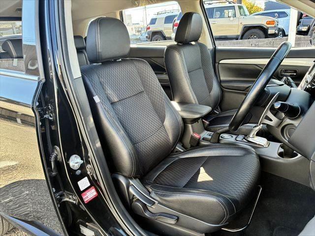 アウトランダーＰＨＥＶ Ｇナビパッケージ　４ＷＤ　純正ＳＤナビ　バックカメラ　禁煙車　衝突軽減ブレーキ　フルセグＴＶ　レーダークルーズコントロール　Ｂｌｕｅｔｏｏｔｈ　ＨＩＤヘッドライト　シートヒーター　スマートキー　ＭＴモード付シフト（9枚目）