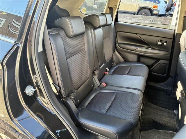 アウトランダーＰＨＥＶ Ｇナビパッケージ　４ＷＤ　純正ＳＤナビ　バックカメラ　禁煙車　衝突軽減ブレーキ　フルセグＴＶ　レーダークルーズコントロール　Ｂｌｕｅｔｏｏｔｈ　ＨＩＤヘッドライト　シートヒーター　スマートキー　ＭＴモード付シフト（10枚目）