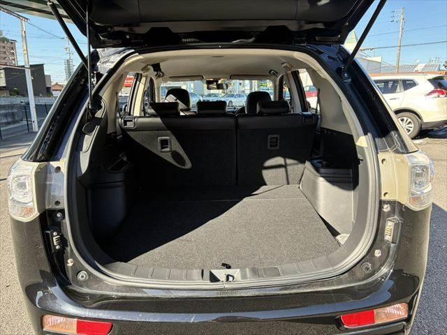 アウトランダーＰＨＥＶ Ｇナビパッケージ　４ＷＤ　純正ＳＤナビ　バックカメラ　禁煙車　衝突軽減ブレーキ　フルセグＴＶ　レーダークルーズコントロール　Ｂｌｕｅｔｏｏｔｈ　ＨＩＤヘッドライト　シートヒーター　スマートキー　ＭＴモード付シフト（11枚目）