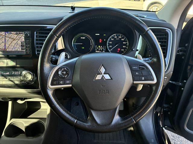 アウトランダーＰＨＥＶ Ｇナビパッケージ　４ＷＤ　純正ＳＤナビ　バックカメラ　禁煙車　衝突軽減ブレーキ　フルセグＴＶ　レーダークルーズコントロール　Ｂｌｕｅｔｏｏｔｈ　ＨＩＤヘッドライト　シートヒーター　スマートキー　ＭＴモード付シフト（12枚目）