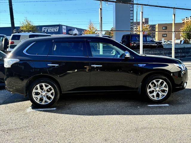 アウトランダーＰＨＥＶ Ｇナビパッケージ　４ＷＤ　純正ＳＤナビ　バックカメラ　禁煙車　衝突軽減ブレーキ　フルセグＴＶ　レーダークルーズコントロール　Ｂｌｕｅｔｏｏｔｈ　ＨＩＤヘッドライト　シートヒーター　スマートキー　ＭＴモード付シフト（18枚目）