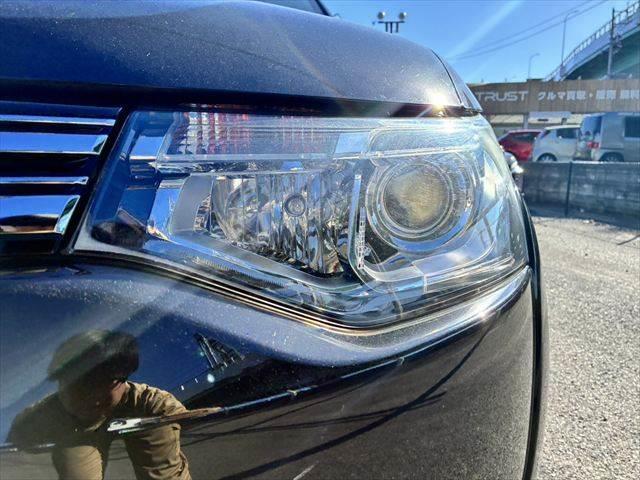 アウトランダーＰＨＥＶ Ｇナビパッケージ　４ＷＤ　純正ＳＤナビ　バックカメラ　禁煙車　衝突軽減ブレーキ　フルセグＴＶ　レーダークルーズコントロール　Ｂｌｕｅｔｏｏｔｈ　ＨＩＤヘッドライト　シートヒーター　スマートキー　ＭＴモード付シフト（23枚目）