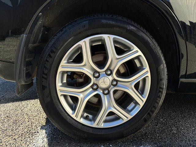 アウトランダーＰＨＥＶ Ｇナビパッケージ　４ＷＤ　純正ＳＤナビ　バックカメラ　禁煙車　衝突軽減ブレーキ　フルセグＴＶ　レーダークルーズコントロール　Ｂｌｕｅｔｏｏｔｈ　ＨＩＤヘッドライト　シートヒーター　スマートキー　ＭＴモード付シフト（29枚目）