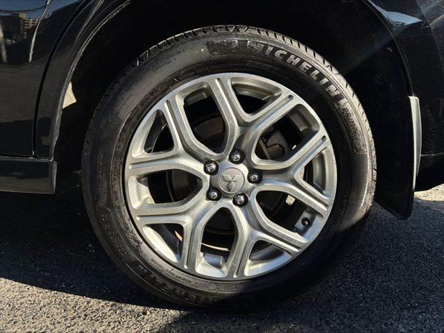 アウトランダーＰＨＥＶ Ｇナビパッケージ　４ＷＤ　純正ＳＤナビ　バックカメラ　禁煙車　衝突軽減ブレーキ　フルセグＴＶ　レーダークルーズコントロール　Ｂｌｕｅｔｏｏｔｈ　ＨＩＤヘッドライト　シートヒーター　スマートキー　ＭＴモード付シフト（30枚目）