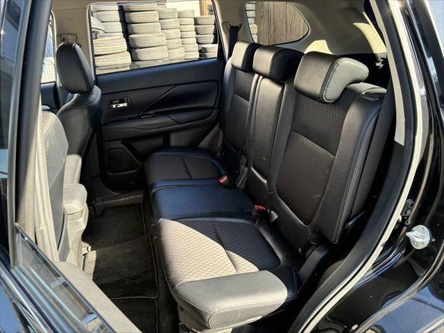 アウトランダーＰＨＥＶ Ｇナビパッケージ　４ＷＤ　純正ＳＤナビ　バックカメラ　禁煙車　衝突軽減ブレーキ　フルセグＴＶ　レーダークルーズコントロール　Ｂｌｕｅｔｏｏｔｈ　ＨＩＤヘッドライト　シートヒーター　スマートキー　ＭＴモード付シフト（35枚目）