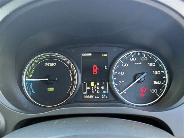 アウトランダーＰＨＥＶ Ｇナビパッケージ　４ＷＤ　純正ＳＤナビ　バックカメラ　禁煙車　衝突軽減ブレーキ　フルセグＴＶ　レーダークルーズコントロール　Ｂｌｕｅｔｏｏｔｈ　ＨＩＤヘッドライト　シートヒーター　スマートキー　ＭＴモード付シフト（39枚目）