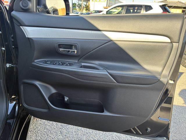 アウトランダーＰＨＥＶ Ｇナビパッケージ　４ＷＤ　純正ＳＤナビ　バックカメラ　禁煙車　衝突軽減ブレーキ　フルセグＴＶ　レーダークルーズコントロール　Ｂｌｕｅｔｏｏｔｈ　ＨＩＤヘッドライト　シートヒーター　スマートキー　ＭＴモード付シフト（52枚目）