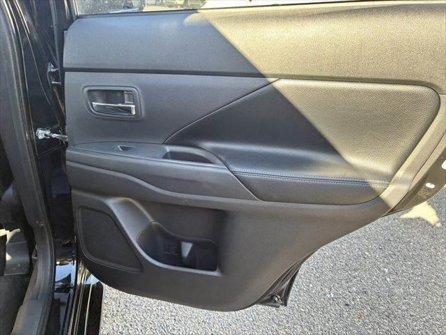 アウトランダーＰＨＥＶ Ｇナビパッケージ　４ＷＤ　純正ＳＤナビ　バックカメラ　禁煙車　衝突軽減ブレーキ　フルセグＴＶ　レーダークルーズコントロール　Ｂｌｕｅｔｏｏｔｈ　ＨＩＤヘッドライト　シートヒーター　スマートキー　ＭＴモード付シフト（55枚目）