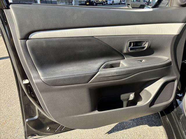 アウトランダーＰＨＥＶ Ｇナビパッケージ　４ＷＤ　純正ＳＤナビ　バックカメラ　禁煙車　衝突軽減ブレーキ　フルセグＴＶ　レーダークルーズコントロール　Ｂｌｕｅｔｏｏｔｈ　ＨＩＤヘッドライト　シートヒーター　スマートキー　ＭＴモード付シフト（58枚目）