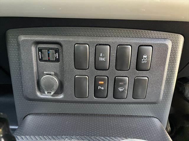 ＦＪクルーザー カラーパッケージ　Ａｕｄｉｓｏｎサウンド　４ＷＤ　禁煙車　バックカメラ　ヘッドレストモニター　クルーズコントロール　ＨＩＤヘッドライト　メモリーナビ　Ｂｌｕｅｔｏｏｔｈ　キーレス　コーナーセンサー　盗難防止装置（6枚目）