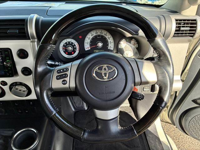 ＦＪクルーザー カラーパッケージ　Ａｕｄｉｓｏｎサウンド　４ＷＤ　禁煙車　バックカメラ　ヘッドレストモニター　クルーズコントロール　ＨＩＤヘッドライト　メモリーナビ　Ｂｌｕｅｔｏｏｔｈ　キーレス　コーナーセンサー　盗難防止装置（10枚目）