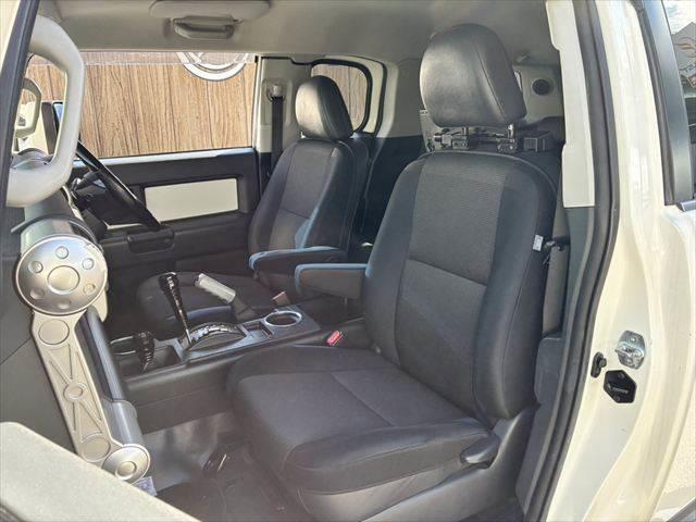 ＦＪクルーザー カラーパッケージ　Ａｕｄｉｓｏｎサウンド　４ＷＤ　禁煙車　バックカメラ　ヘッドレストモニター　クルーズコントロール　ＨＩＤヘッドライト　メモリーナビ　Ｂｌｕｅｔｏｏｔｈ　キーレス　コーナーセンサー　盗難防止装置（28枚目）