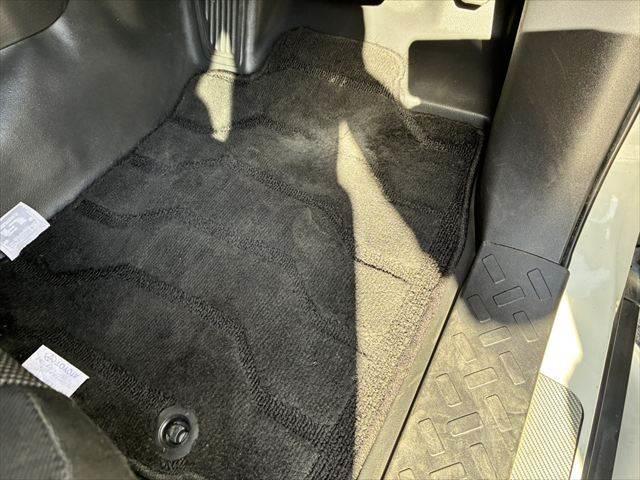 ＦＪクルーザー カラーパッケージ　Ａｕｄｉｓｏｎサウンド　４ＷＤ　禁煙車　バックカメラ　ヘッドレストモニター　クルーズコントロール　ＨＩＤヘッドライト　メモリーナビ　Ｂｌｕｅｔｏｏｔｈ　キーレス　コーナーセンサー　盗難防止装置（41枚目）