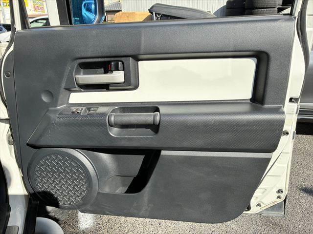 ＦＪクルーザー カラーパッケージ　Ａｕｄｉｓｏｎサウンド　４ＷＤ　禁煙車　バックカメラ　ヘッドレストモニター　クルーズコントロール　ＨＩＤヘッドライト　メモリーナビ　Ｂｌｕｅｔｏｏｔｈ　キーレス　コーナーセンサー　盗難防止装置（45枚目）