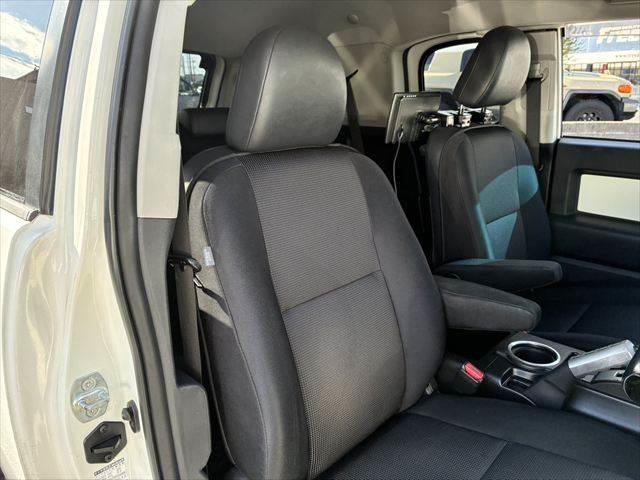 ＦＪクルーザー カラーパッケージ　Ａｕｄｉｓｏｎサウンド　４ＷＤ　禁煙車　バックカメラ　ヘッドレストモニター　クルーズコントロール　ＨＩＤヘッドライト　メモリーナビ　Ｂｌｕｅｔｏｏｔｈ　キーレス　コーナーセンサー　盗難防止装置（46枚目）