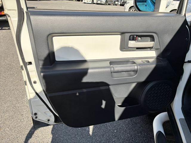 ＦＪクルーザー カラーパッケージ　Ａｕｄｉｓｏｎサウンド　４ＷＤ　禁煙車　バックカメラ　ヘッドレストモニター　クルーズコントロール　ＨＩＤヘッドライト　メモリーナビ　Ｂｌｕｅｔｏｏｔｈ　キーレス　コーナーセンサー　盗難防止装置（51枚目）