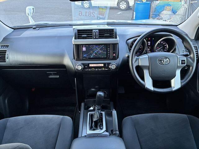 ランドクルーザープラド TX SDナビ バックカメラ 禁煙車 ルーフレール ETC フルセグTV LEDヘッドライト Bluetooth 純正17インチアルミホイール スマートキー CDチェンジャー フォグランプ 電動格納ミラー(3枚目)