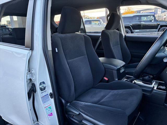ランドクルーザープラド TX SDナビ バックカメラ 禁煙車 ルーフレール ETC フルセグTV LEDヘッドライト Bluetooth 純正17インチアルミホイール スマートキー CDチェンジャー フォグランプ 電動格納ミラー(9枚目)