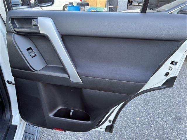 ランドクルーザープラド TX SDナビ バックカメラ 禁煙車 ルーフレール ETC フルセグTV LEDヘッドライト Bluetooth 純正17インチアルミホイール スマートキー CDチェンジャー フォグランプ 電動格納ミラー(52枚目)