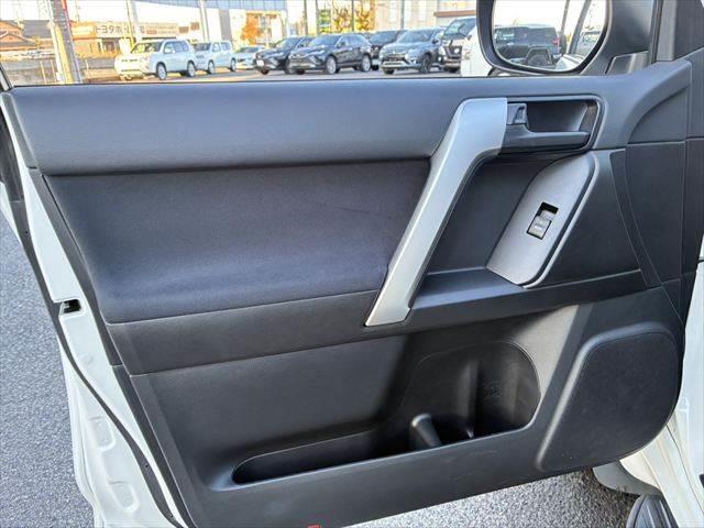 ランドクルーザープラド TX SDナビ バックカメラ 禁煙車 ルーフレール ETC フルセグTV LEDヘッドライト Bluetooth 純正17インチアルミホイール スマートキー CDチェンジャー フォグランプ 電動格納ミラー(55枚目)