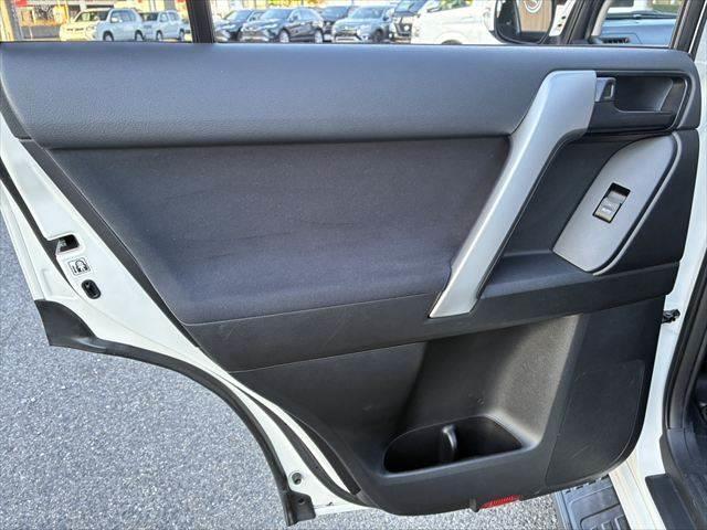ランドクルーザープラド TX SDナビ バックカメラ 禁煙車 ルーフレール ETC フルセグTV LEDヘッドライト Bluetooth 純正17インチアルミホイール スマートキー CDチェンジャー フォグランプ 電動格納ミラー(58枚目)