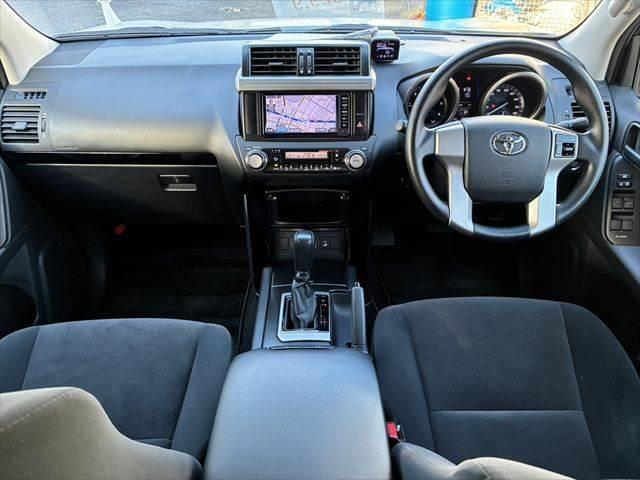 ランドクルーザープラド TX 4WD ディーゼル純正17インチアルミホイール バックカメラ 純正SDナビ ETC ブルートゥース フルセグTV LEDヘッドライト スマートキー ヒルディセントコントロール 盗難防止装置(3枚目)