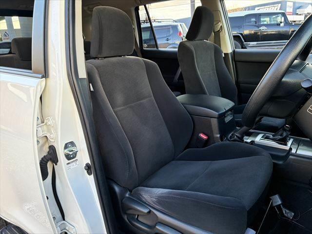 ランドクルーザープラド TX 4WD ディーゼル純正17インチアルミホイール バックカメラ 純正SDナビ ETC ブルートゥース フルセグTV LEDヘッドライト スマートキー ヒルディセントコントロール 盗難防止装置(9枚目)