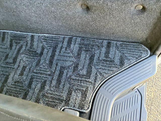 ハイエースバン ロングスーパーGL 禁煙車 バックカメラ モデリスタエアロ スマートキー オートエアコン LEDヘッドライト 盗難防止装置 フォグランプ USBポート 電動格納ミラー 横滑り防止装置 パワーウィンドウ パワーステアリング(42枚目)