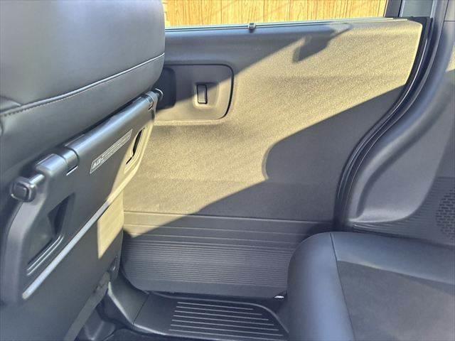 N-BOXカスタム ターボ 禁煙車 両側パワースライドドア 純正9インチナビ 全方位カメラ レーダークルーズコントロール Bluetooth 衝突軽減ブレーキ フルセグTV ETC MTモード シートヒーター LEDヘッドライト(50枚目)