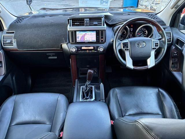 ランドクルーザープラド TX Lパッケージ 4WD サンルーフ 禁煙車 バックカメラ クルーズコントロール Bluetooth 本革シート シートヒーター コーナーセンサー LEDヘッドライト メモリーナビ 3列シート フルセグ スマートキー(3枚目)