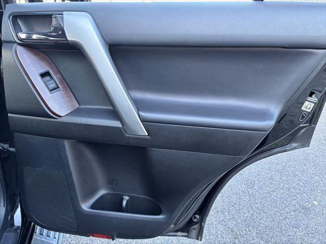 ランドクルーザープラド TX Lパッケージ 4WD サンルーフ 禁煙車 バックカメラ クルーズコントロール Bluetooth 本革シート シートヒーター コーナーセンサー LEDヘッドライト メモリーナビ 3列シート フルセグ スマートキー(58枚目)