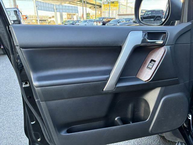 ランドクルーザープラド TX Lパッケージ 4WD サンルーフ 禁煙車 バックカメラ クルーズコントロール Bluetooth 本革シート シートヒーター コーナーセンサー LEDヘッドライト メモリーナビ 3列シート フルセグ スマートキー(63枚目)